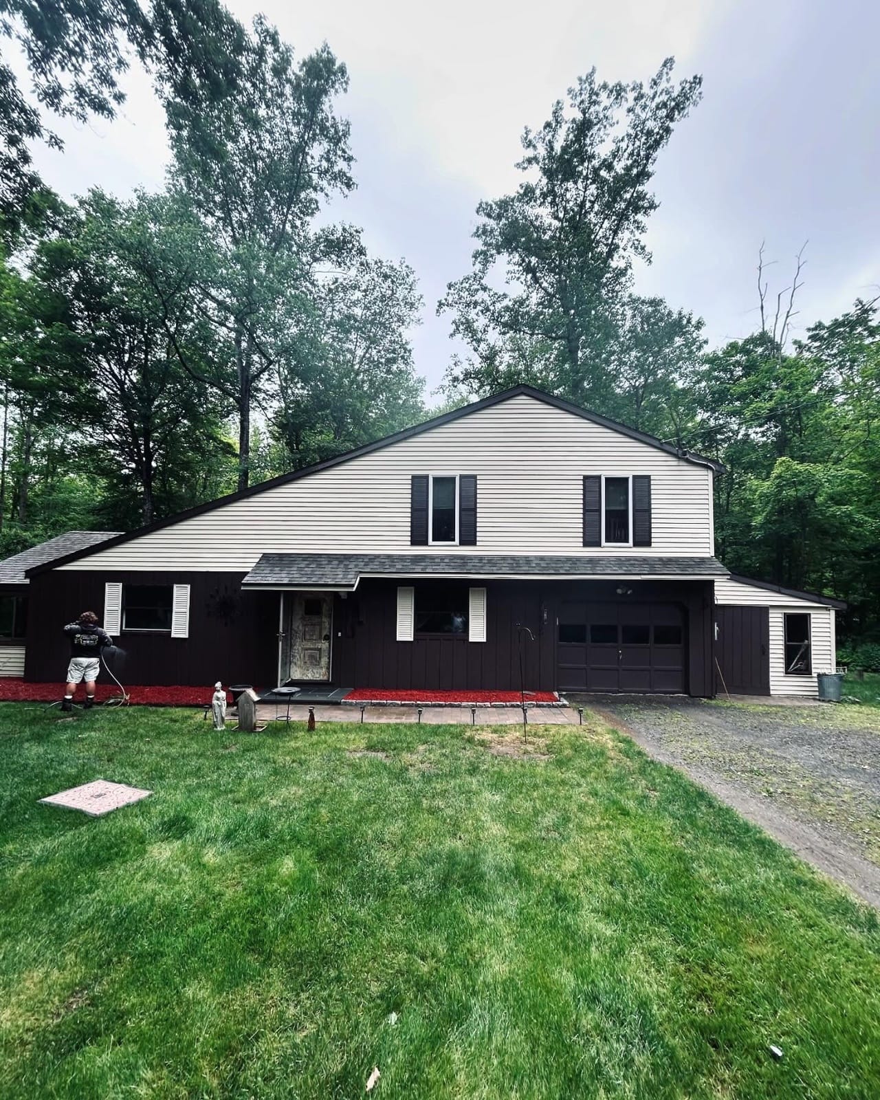 Power washing siding on a Connecticut Shoreline home